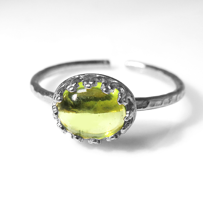 ペリドット ハンマードリング 指輪  天然石（カボションオーバル 横8×6mm）（真鍮ブラス・シルバーカラー）（1個）