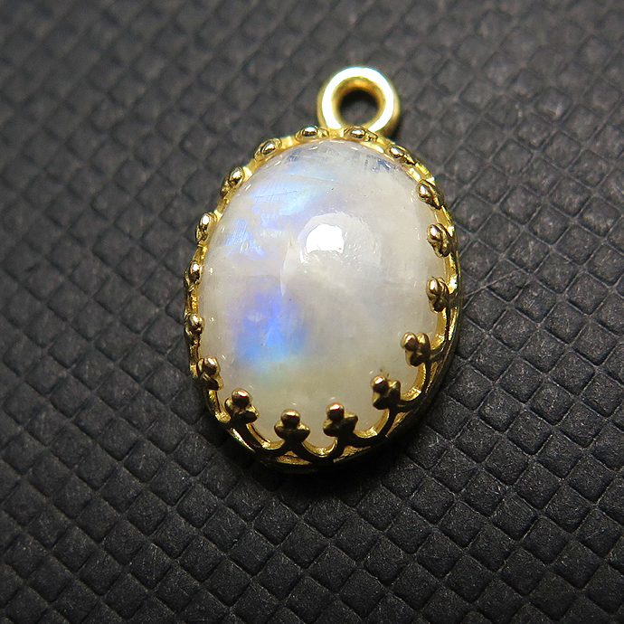 天然石 ピアスチャーム ペンダント レインボームーンストーン＜6月誕生石＞（ベゼルセッティング/カボション）オーバル 10×8mm（真鍮ブラス・ゴールドカラー）（25個）