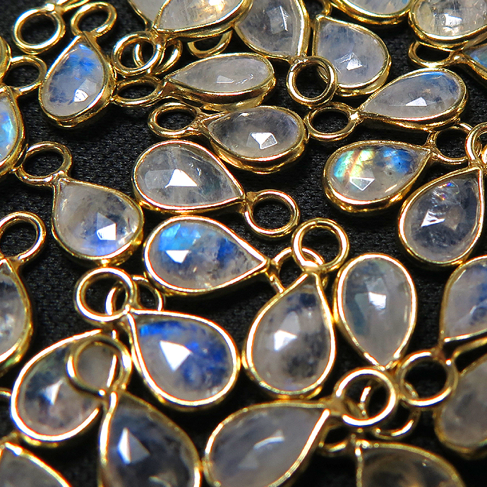 レインボームーンストーン 天然石チャーム・ペンダントトップ ドロップ ペアシェイプ 10×5mm シルバー925 18金ゴールドプレーテッド ベゼル （1個）