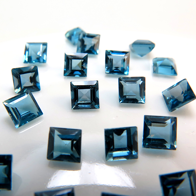 天然石ルース（裸石）・ブルートパーズ（ロンドンブルー）/スクエア【3×3mm】ファセットカット（10個）
