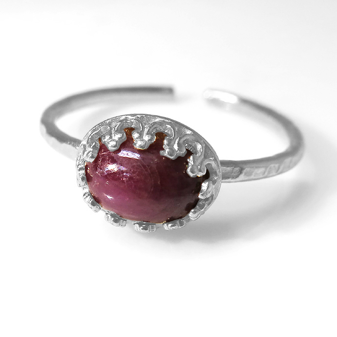 ルビー 指輪 リング インド ハンマード（カボションオーバル横8×6mm）（真鍮ブラス・ゴールドカラー）（1個）