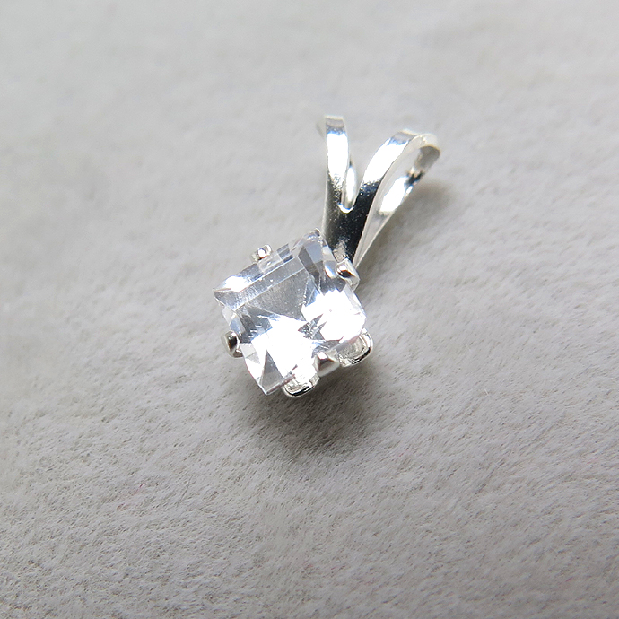 シルバーアクセサリー/ペンダントトップ天然石ホワイトトパーズ＜11月誕生石＞（スクエア4mm）「sv925」（1個）
