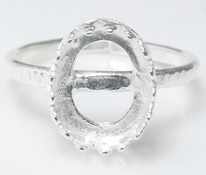 ハンマード指輪リング空枠クラウン（ベゼルセッティング/カボション用）（オーバル縦10×8mm）（真鍮ブラス・シルバーカラー）（10個）