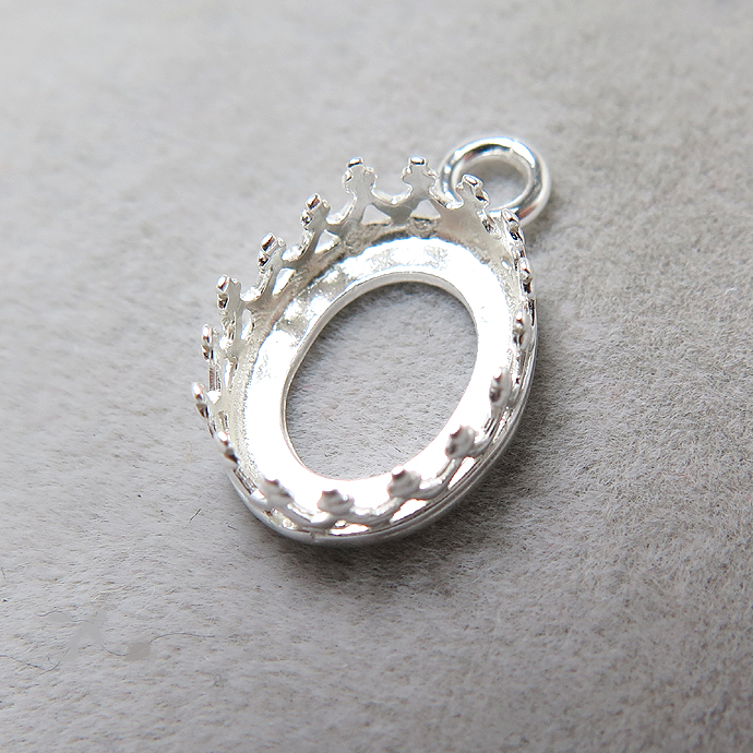 ペンダント空枠 チャームクラウン（ベゼルセッティング/カボション用）（オーバル・10mm×8mm）（真鍮ブラス・シルバープレーテッド）（10個）