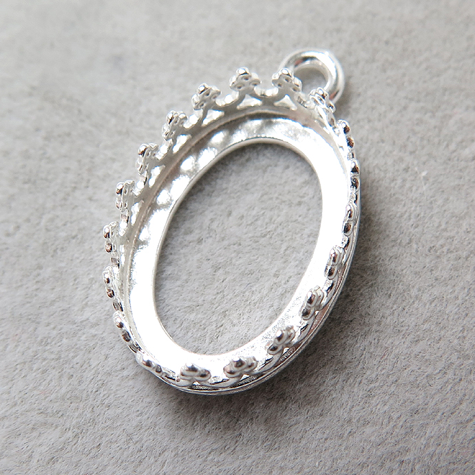 ペンダント空枠 チャームクラウン（ベゼルセッティング/カボション用）（オーバル・14mm×10mm）（真鍮ブラス・シルバープレーテッド）（50個）