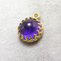 天然石アメジスト＜2月誕生石＞（アフリカ）・ペンダントクラウン（ベゼルセッティング/カボション）（ラウンド・8mm）（真鍮ブラス・ゴールドカラー）（1個）