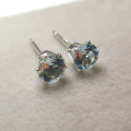 sv925シルバースタッドピアス（4mmラウンド6本爪）天然石アクアマリン＜3月誕生石＞（1ペア）