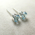 sv925シルバースタッドピアス（4mmラウンド6本爪）天然石ブルートパーズ＜11月誕生石＞（1ペア）