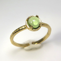 天然石リング 指輪 ペリドット ハンマードリング（4本爪 カボション ラウンド 5mm）（真鍮ブラス・ゴールドカラー）