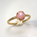 天然石リング 指輪 ピンクオパール ローズカット ハンマードリング（4本爪 カボション ラウンド 5mm）（真鍮ブラス・ゴールドカラー）