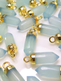 カルセドニー アクアブルー ポイント ドロップ 天然石チャーム・ペンダントトップ 16mm×5mm 18金ゴールドプレーテッド  （1個）
