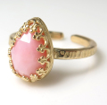 ピンクオパール 指輪 天然石（カボション ローズカット ペアシェイプ・10×7mm）（真鍮ブラス・ゴールドカラー）