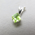 シルバーアクセサリー/ペンダントトップ天然石ペリドット＜8月誕生石＞（スクエア4mm）「sv925」（1個）