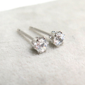 ホワイトジルコン ピアス 天然石(カンボジア産)6本爪ポストピアス（ラウンド3mm）シルバーSV925 1ペア