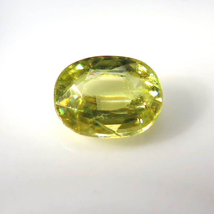 スフェーン 天然石ルース 裸石 ロシア産/非加熱 オーバル【6.8×5.4×3.0mm】ファセットカット（1個）