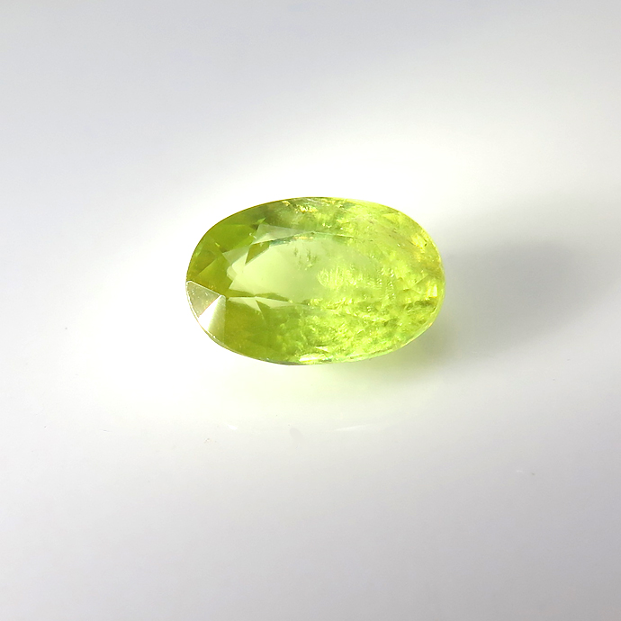 スフェーン 天然石ルース 裸石 ロシア産/非加熱 オーバル【7.2×4.8×3.4mm】ファセットカット（1個）