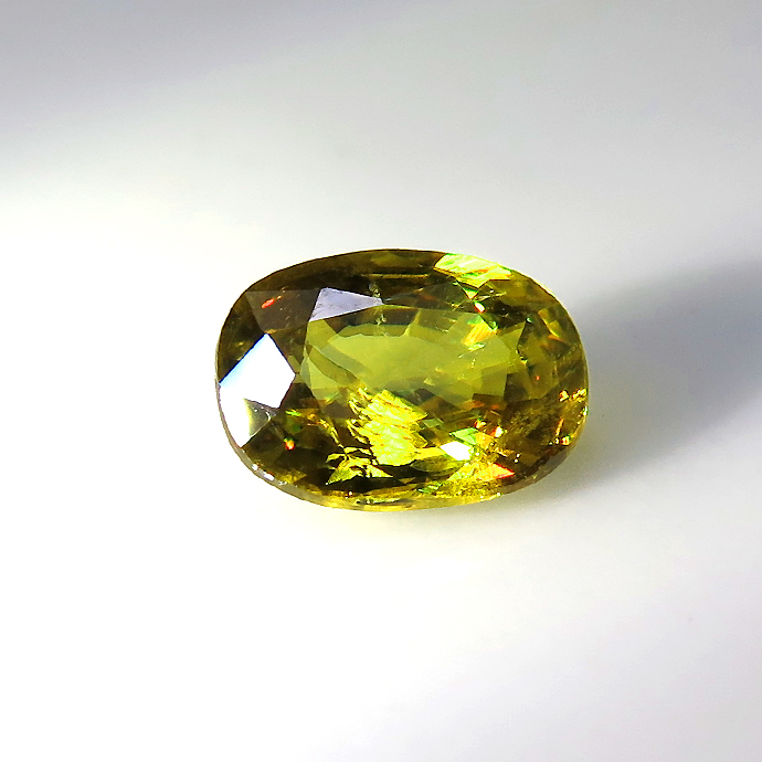 スフェーン 天然石ルース 裸石 ロシア産/非加熱 オーバル【7.4×5.6×3.4mm】ファセットカット（1個）