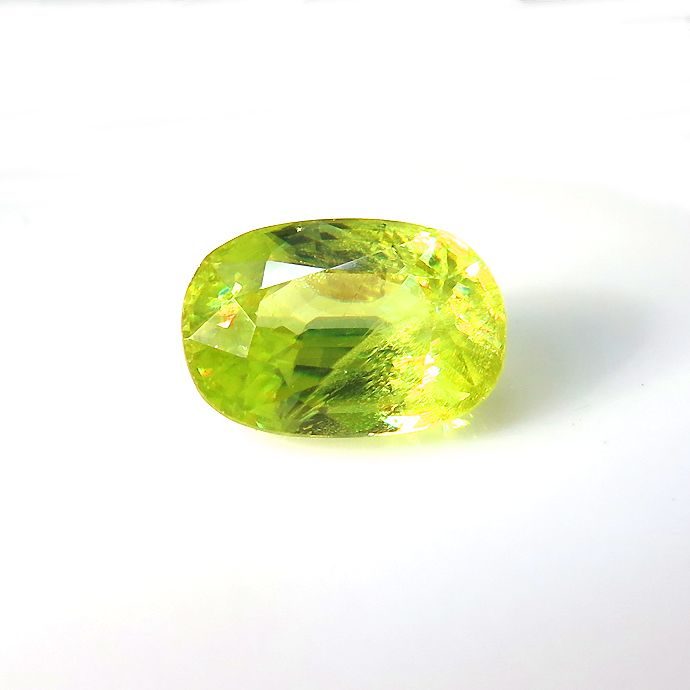 スフェーン 天然石ルース 裸石 ロシア産/非加熱 オーバル【7.6×5.1×3.8mm】ファセットカット（1個）