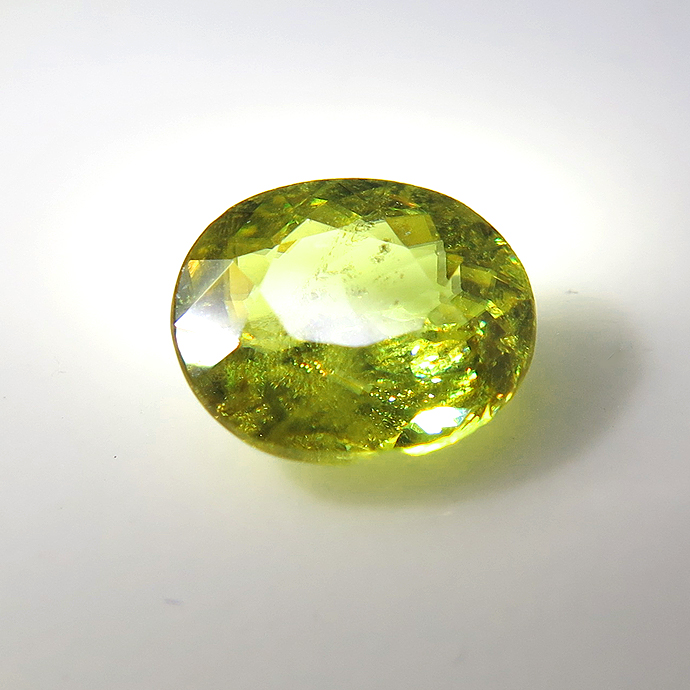 スフェーン 天然石ルース 裸石 ロシア産/非加熱 オーバル【7.6×6.5×3.5mm】ファセットカット（1個）