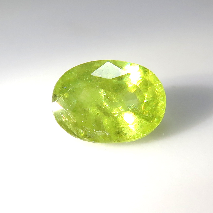 スフェーン 天然石ルース 裸石 ロシア産/非加熱 オーバル【8.3×6.6×4.1mm】ファセットカット（1個）