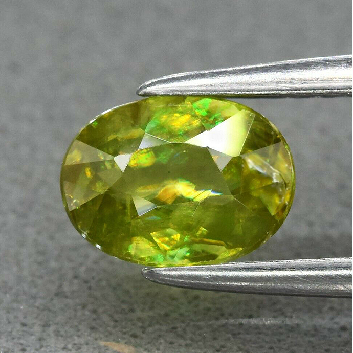 天然石ルース（裸石） スフェーン マダガスカル産/非加熱 オーバル【7.2×5.0×3.1mm】ファセットカット（1個）