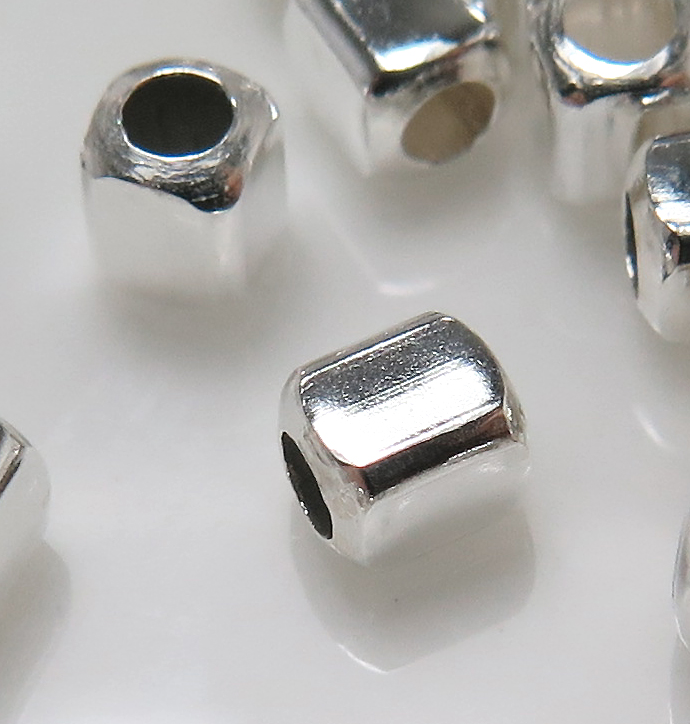 シルバービーズパーツ レクタングル スクエア 2.5mm（穴1.3mm）SV925（250個）