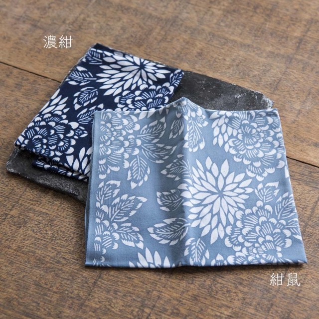 新色有】 型染めの手ぬぐい ＜狢菊牡丹（むじなきくぼたん）＞ | 山内