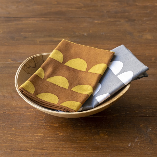 型染めの手ぬぐい ＜かまぼこ＞半丸うろこ｜山内武志さん（山内染色工房・アトリエぬいや）【ネコポス対応可】