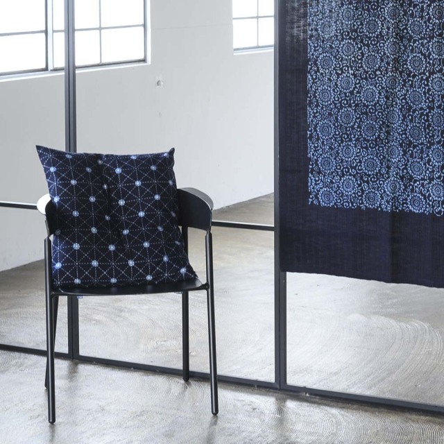 型染めの座布団カバー（銘仙判） ＜刺し子＞＜野の花＞／ 山内武志さん