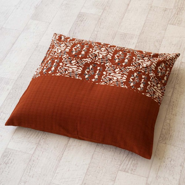 型染めの座布団カバー（八端判） ＜牡丹唐草／半無地＞／ 山内武志さん