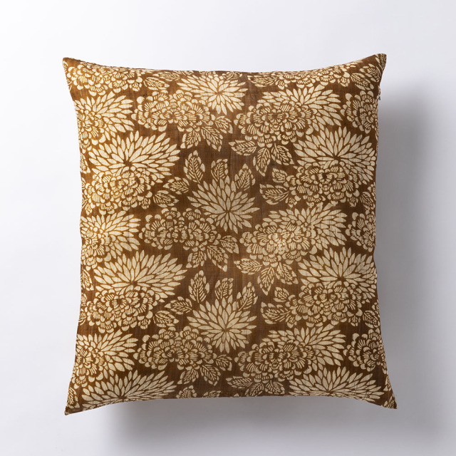 【麻・銘仙判カバー】型染めの座布団カバー ＜狢菊牡丹（むじなきくぼたん）＞｜山内武志さん（山内染色工房・アトリエぬいや）