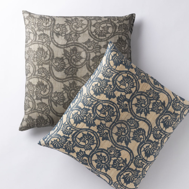 麻・銘仙判カバー】型染めの座布団カバー ＜蔦唐草＞｜山内武志さん