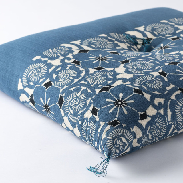 木綿・銘仙判】型染めの座布団 ＜桔梗唐草＞｜山内武志さん（山内染色