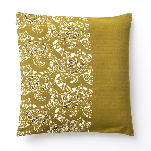 【木綿・銘仙判カバー】型染めの座布団カバー＜牡丹唐草（ぼたんからくさ）＞｜山内武志さん（山内染色工房・アトリエぬいや）/金茶（きんちゃ）に墨さし　明るいブラウン