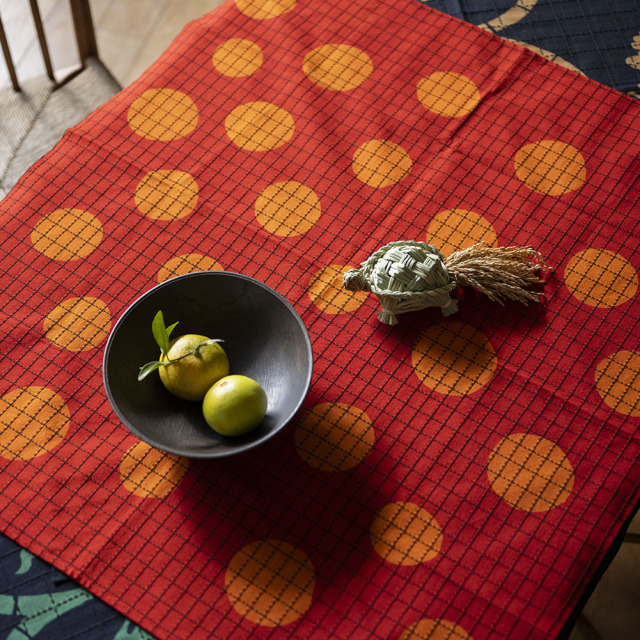 型染めの刺し子クロス＜水玉＞ 正方形・90サイズ｜山内武志さん（アトリエぬいや／山内染色工房）静岡県浜松市,マルチクロス