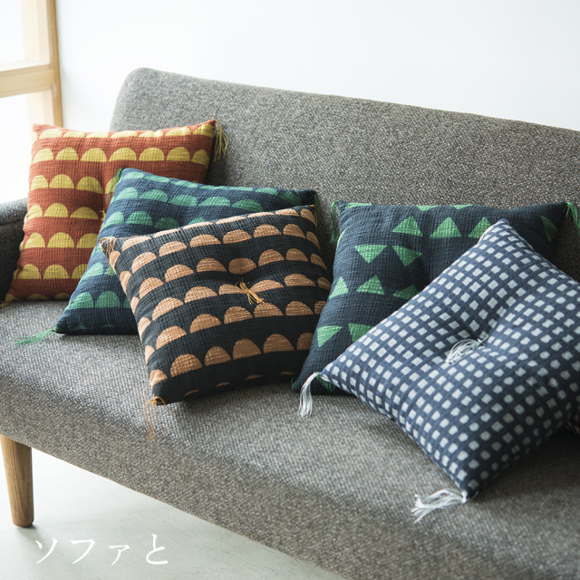 再入荷】型染めのクッションカバー＜大唐草＞ 綿平織（グログラン
