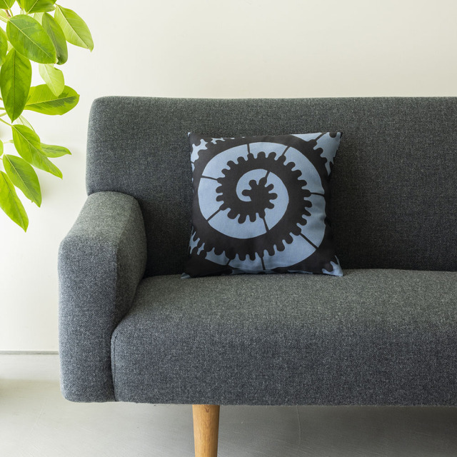 再入荷】型染めのクッションカバー＜大唐草＞ 綿平織（グログラン