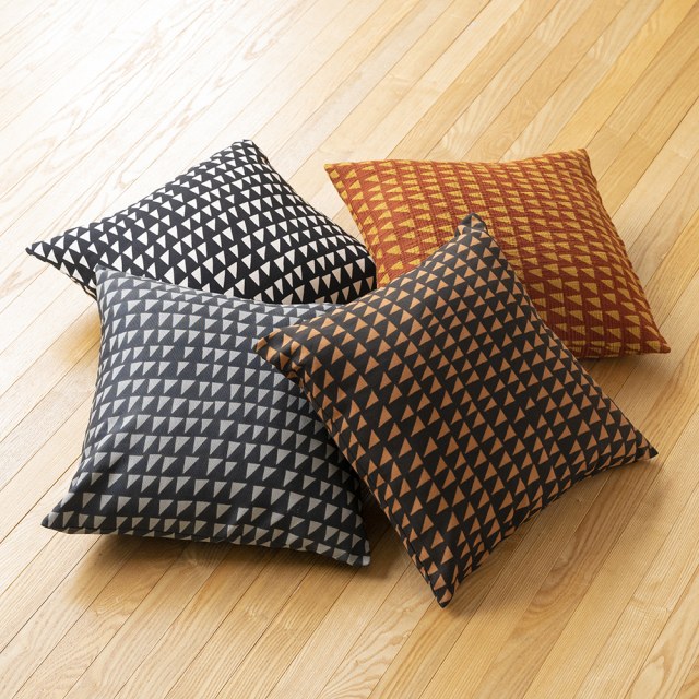 型染めのクッションカバー＜細鱗＞ 綿スラブ | 山内武志さん（山内染色