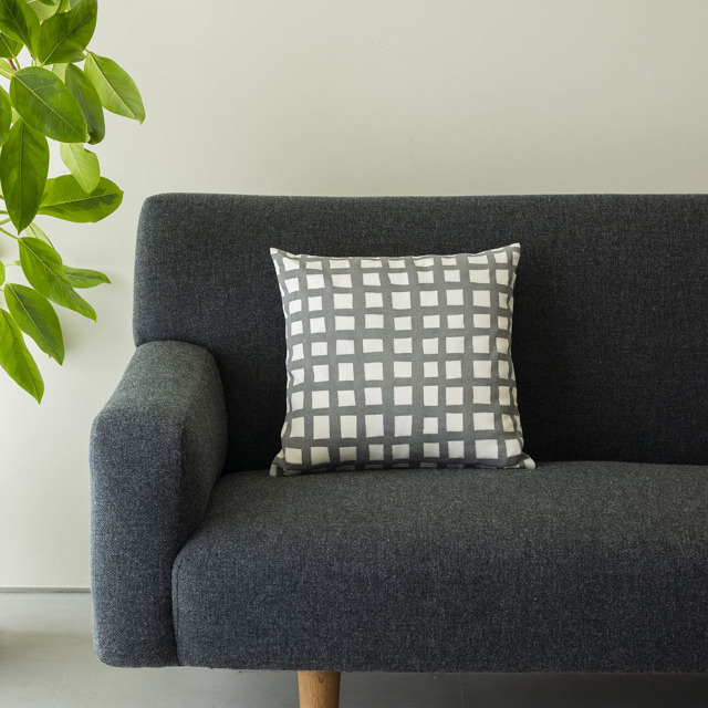 甘織れな子調 クッションカバー タペストリー 制服版 新品未開封 型染めのクッションカバー＜窓格子＞ 綿平織（グログラン） | 山内武志