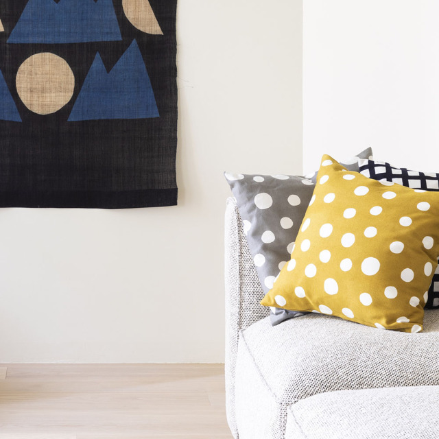 型染めのクッションカバー＜水玉＞ 綿平織（グログラン） | 山内武志