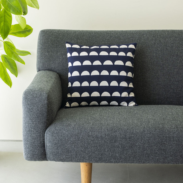 型染めのクッションカバー＜かまぼこ（半月）＞ 綿平織（グログラン