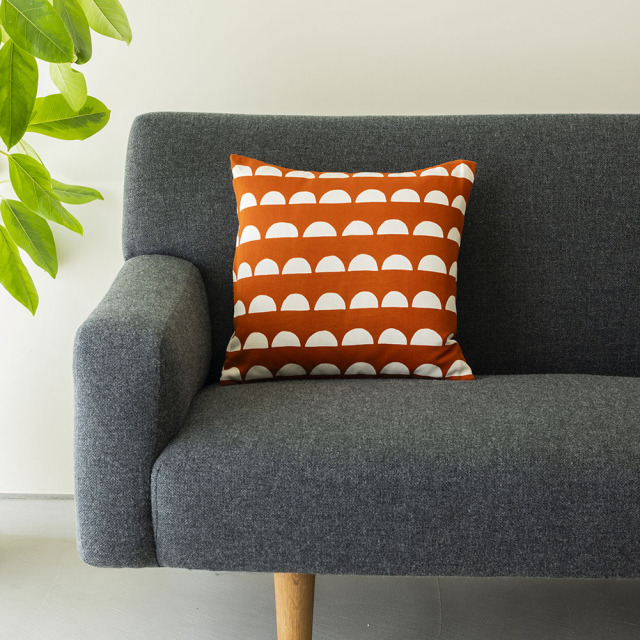 型染めのクッションカバー＜かまぼこ（半月）＞ 綿平織（グログラン