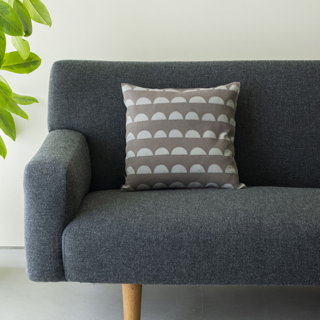 型染めのクッションカバー＜かまぼこ（半丸うろこ）＞ 変わり織 | 山内