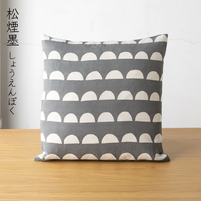 型染めのクッションカバー＜かまぼこ（半丸うろこ）＞ 変わり織 | 山内
