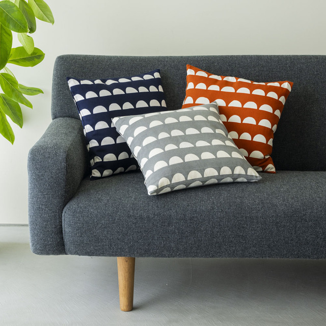 型染めのクッションカバー＜かまぼこ（半丸うろこ）＞ 変わり織 | 山内