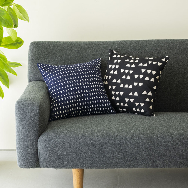 型染めのクッションカバー＜飛び鉋（とびかんな・ハリネズミ）／うろこ（中）＞ 綿平織（グログラン） | 山内武志さん（山内染色工房・アトリエぬいや）座布団,ソファ