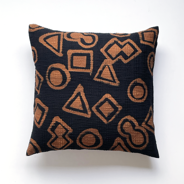 筒描きのクッションカバー＜万物＞ 綿スラブ | 山内武志さん（山内染色工房・アトリエぬいや）座布団,ソファ/黒丁子（くろちょうじ）