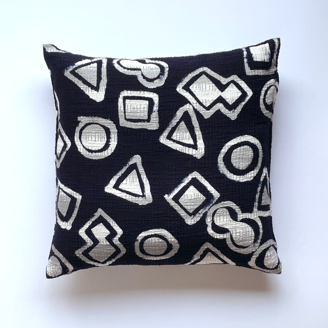 筒描きのクッションカバー＜万物＞ 綿スラブ | 山内武志さん（山内染色工房・アトリエぬいや）座布団,ソファ/濃紺に墨刷毛引き