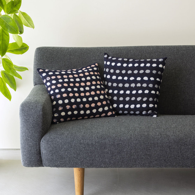 筒描きのクッションカバー＜水玉＞ 綿スラブ | 山内武志さん（山内染色工房・アトリエぬいや）座布団,ソファ