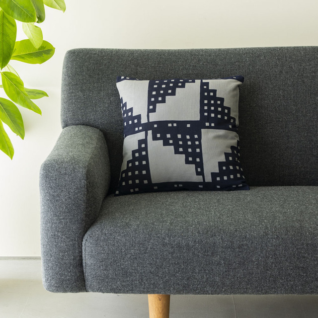 型染めのクッションカバー＜風車（かざぐるま）＞ 綿平織（グログラン）｜ 山内武志さん（山内染色工房・アトリエぬいや）静岡県浜松市